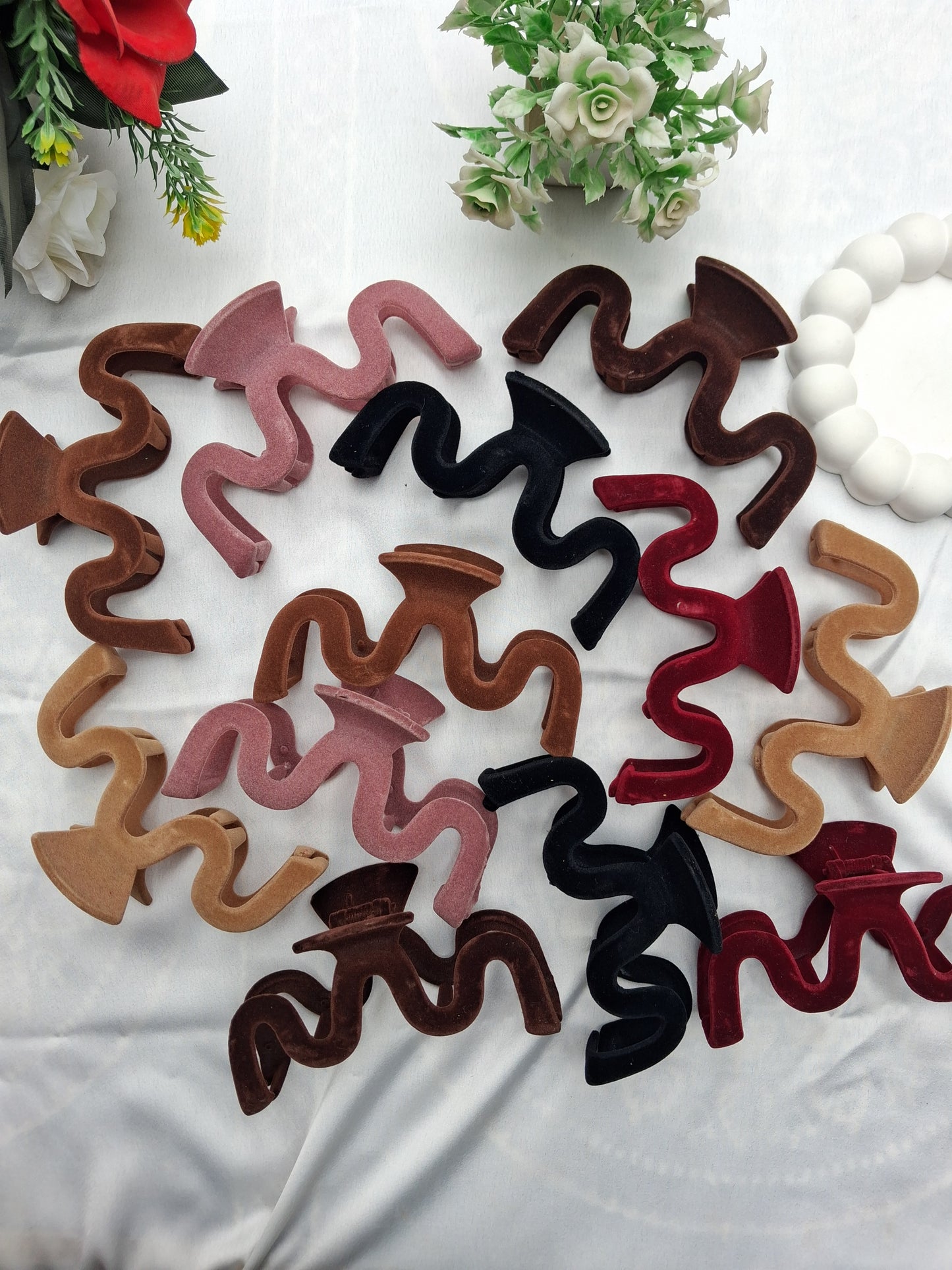 Velvet zigzag hair claw
